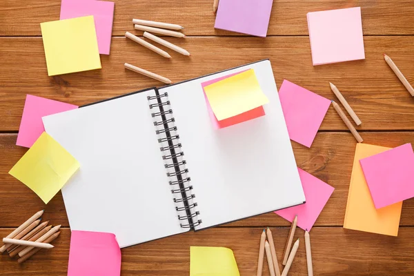 Ahşap ofis masasında boş bir not defteri Üstten Görünüm