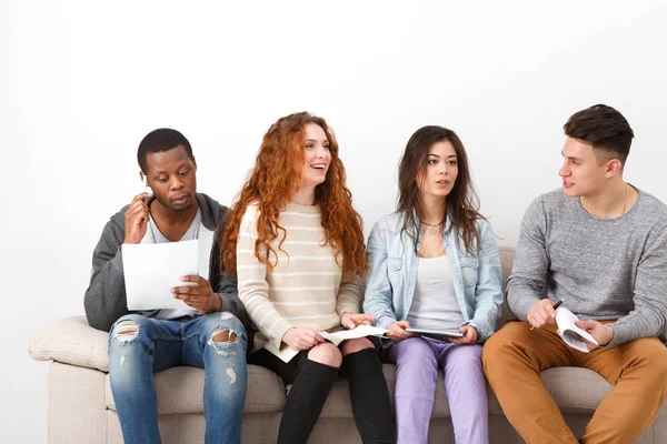 Diversos jóvenes estudiantes que se preparan para el examen en casa — Foto de Stock