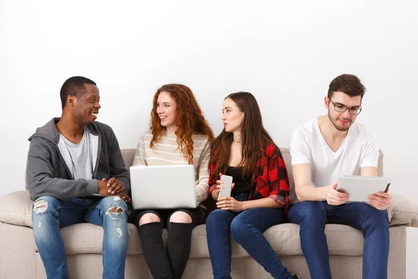 Diversos jóvenes estudiantes que se preparan para el examen en casa — Foto de Stock