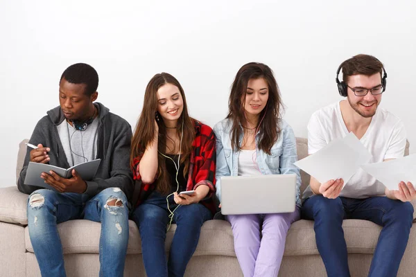 Gençlerin çeşitli gadget'lar ile müzik dinlemek