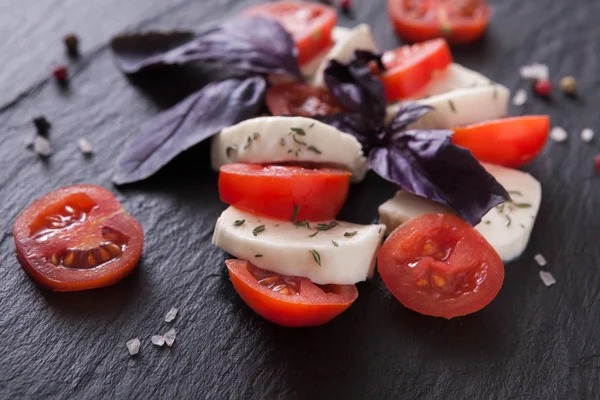 Házi mozzarella, fekete kő háttér — Stock Fotó