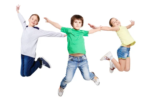 Grupo de niños saltando en blanco aislado fondo del estudio — Foto de Stock