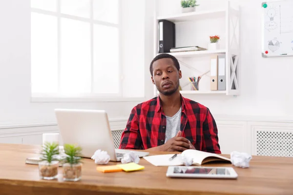 Jonge zwarte man genieten van zijn succesvolle zaken — Stockfoto
