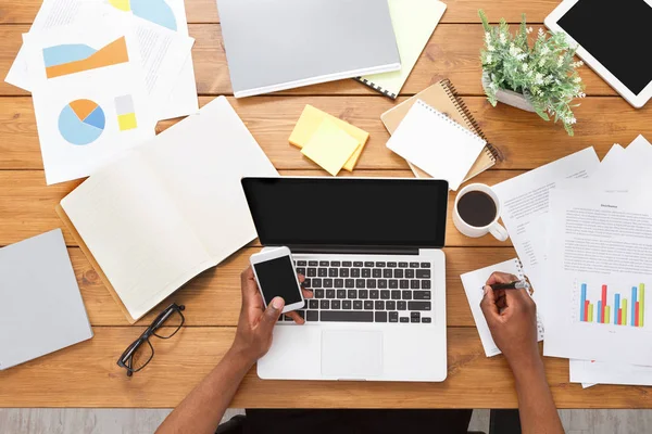 Afrikalı-Amerikalı işadamı iş, Masa üstü görünümü