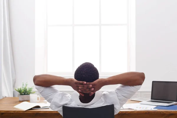 Laza fekete üzletember, laptop, modern fehér hivatalban — Stock Fotó