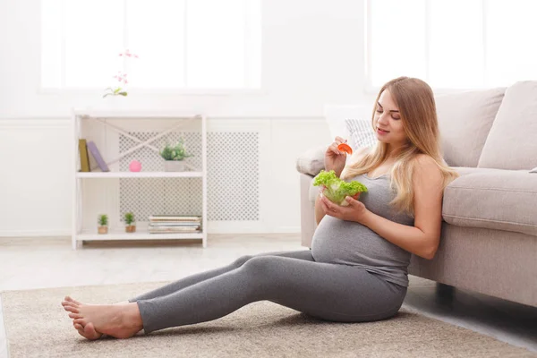 Young pregnant woman eating fresh green salad — Stock Photo, Image