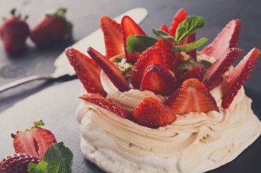 Anna Pavlova pasta siyah arka plan üzerine çilek ile