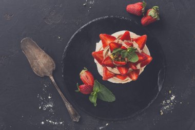 Anna Pavlova pasta siyah arka plan üzerine çilek ile