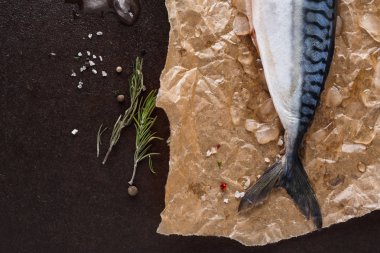 Siyah arka plan, Kraft kağıt üzerinde taze uskumru