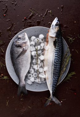 Ahşap tahta at siyah arka plan üzerinde taze uskumru