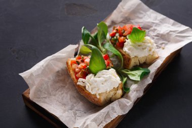 Bruschetta peynir ve siyah arka plan üzerine sebze ile