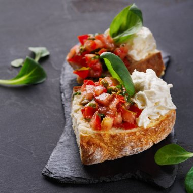 Bruschetta peynir ve siyah arka plan üzerine sebze ile