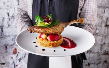 Garson sunan lezzetli restoran yemek