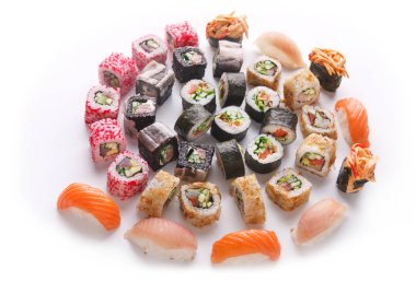 Suşi büyük parti için ayarla. Beyaz zemin üzerine Japon yemekleri