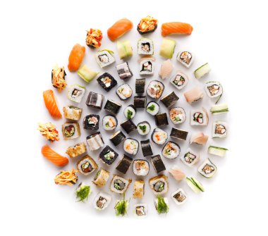 Suşi büyük parti için ayarla. Beyaz zemin üzerine Japon yemekleri