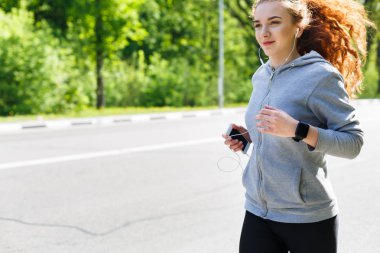 Koşu sırasında kadın müzik dinleme açık