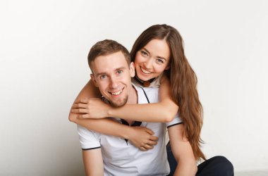 Mutlu adam kız arkadaşı sırtında taşıyan