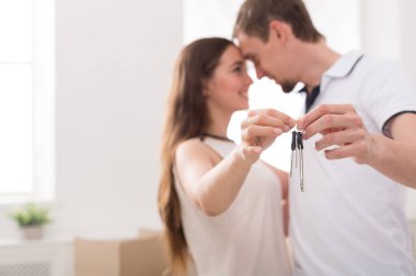 mutlu bir çift onların yeni ev anahtarları tutan