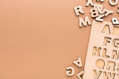 Ahşap tahta İngiliz alfabesinde geçerli olan harfleri ile