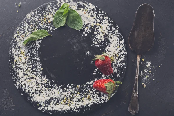 Pizarra decorada con azúcar en polvo y espátula de pastel en baba de bálsamo —  Fotos de Stock