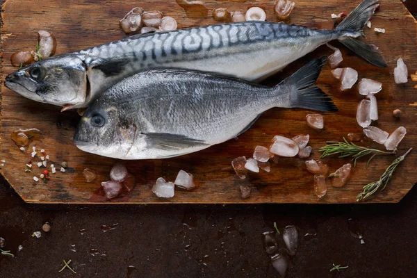 Färsk makrill på träskiva på brun bakgrund — Stockfoto