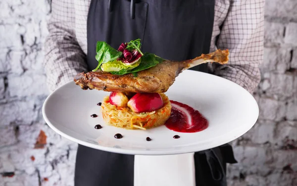 Garson sunan lezzetli restoran yemek