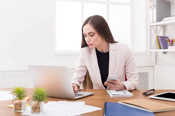 Деловая женщина работает на ноутбуке в офисе — стоковое фото