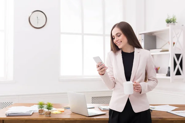 Junge Geschäftsfrau arbeitet am Telefon — Stockfoto