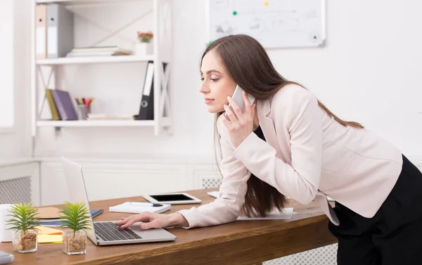 Επαγγελματίες μιλούν, γυναίκα συμβουλευτική από το τηλέφωνο στο γραφείο — Φωτογραφία Αρχείου