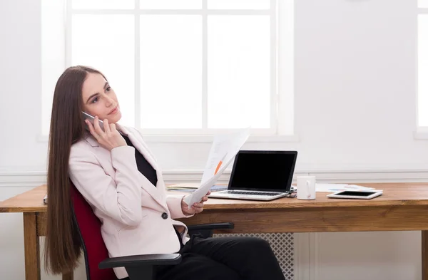 Business talk, woman consulting by phone at office — Stock Photo, Image