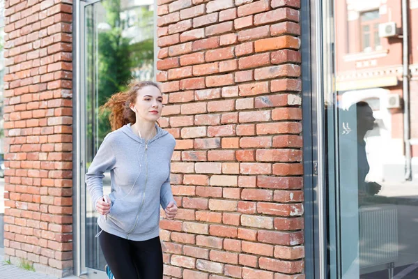 Mujer joven corriendo en el espacio de copia de la ciudad — Foto de Stock