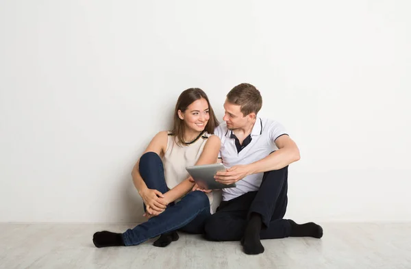 Pareja de compras en línea con tableta digital — Foto de Stock