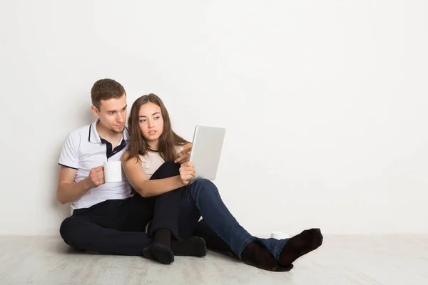 Pareja joven web surf en el ordenador portátil — Foto de Stock