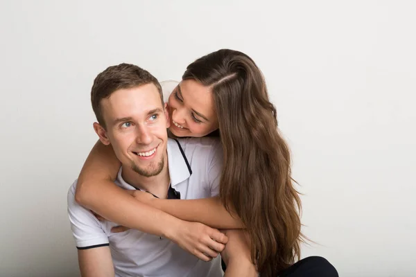 Feliz hombre llevando a su novia en la espalda — Foto de Stock