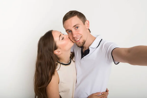 Genç sevgili çift alarak selfie kamera — Stok fotoğraf