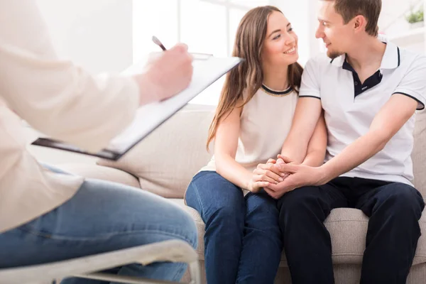 Happy couple reconciling at therapy session — Stock Photo, Image