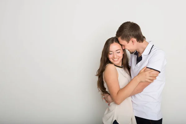 Jeune couple étreignant et embrassant — Photo