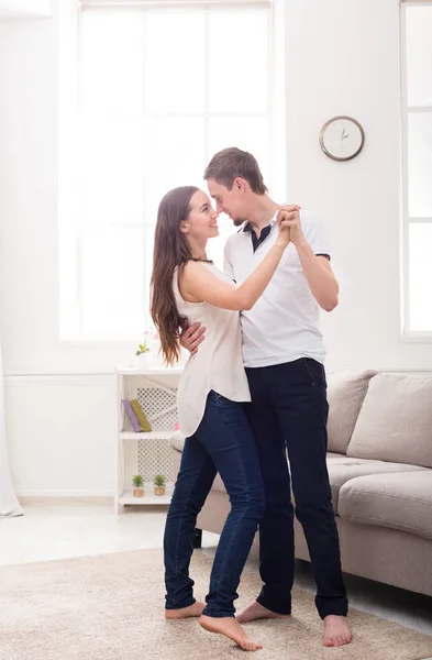 Casal jovem dançando em casa, espaço de cópia — Fotografia de Stock