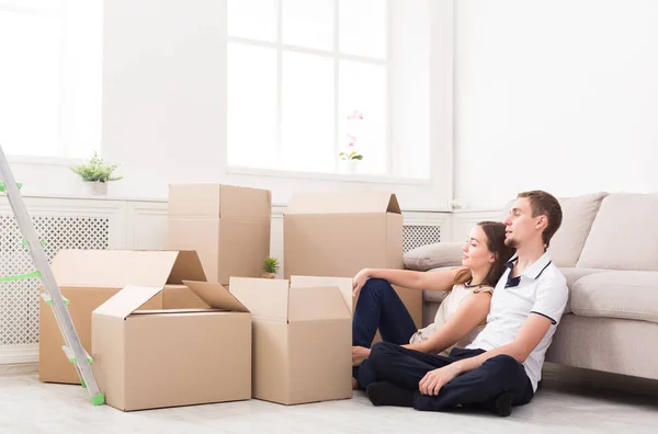 Young couple unpacking moving boxes — Stock Photo, Image