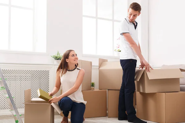 Jovem casal feliz desempacotar caixas móveis — Fotografia de Stock