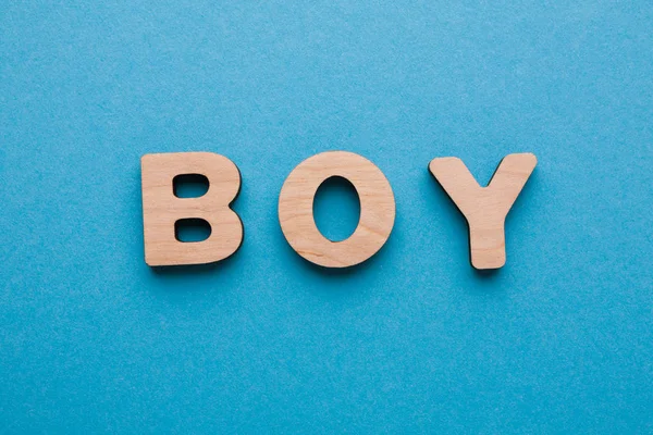 Palavra menino no fundo azul — Fotografia de Stock