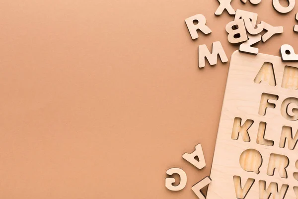 Деревянная доска с буквами английского алфавита — стоковое фото