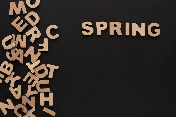 Palavra Primavera com montão de letras de madeira — Fotografia de Stock