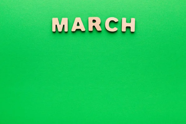 Λέξη Μαρτίου σε πράσινο φόντο — Φωτογραφία Αρχείου