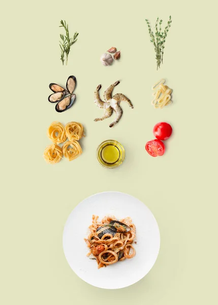 Ingredientes de cozinha para alimentos italianos, massas de frutos do mar, isolados em bege — Fotografia de Stock