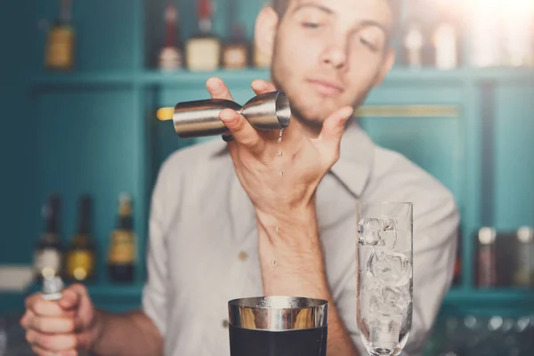 Barman gieten siroop in het meten van glas — Stockfoto