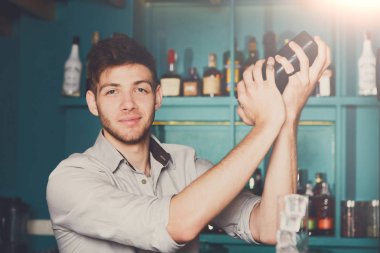 Sallayarak ve alkol kokteyl karışımı barmen