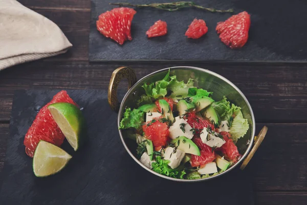 Vegetariano plato de restaurante indio, ensalada fresca en madera —  Fotos de Stock