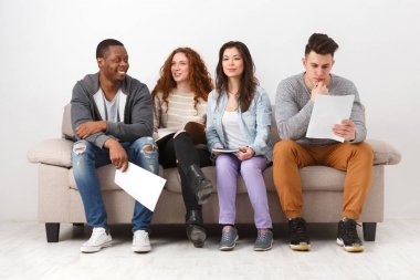 Çeşitli genç öğrenciler evde sınavına hazırlık