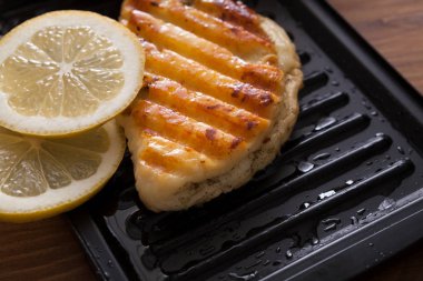 Halloumi ızgara Kıbrıs peynir ahşap üzerine kavrulmuş